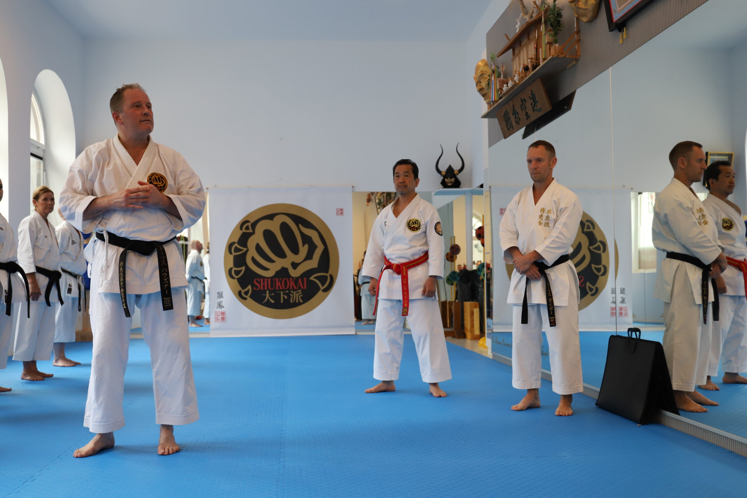 Dr. Thomas Hausner, Soke Masataka Ohshita und Thomas Geiger eröffnen die Vorführungen am 1. Juli 2023 beim Dojo Opening in Wien 1190